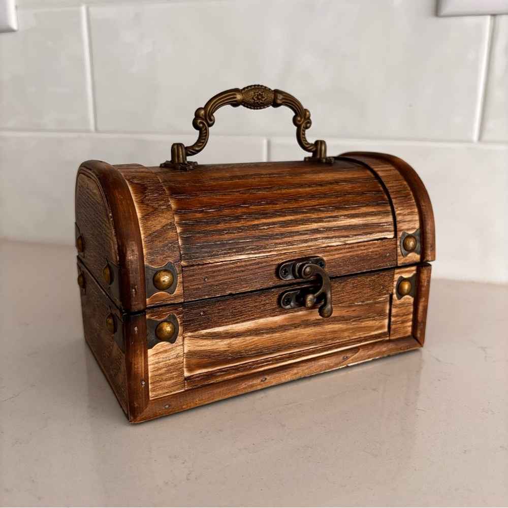 Wooden Chest Antique Brown Storage Box Jewelry, Keepsakes Watches